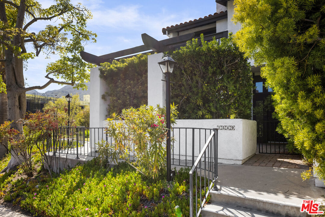 Property Photo: 1549 Palisades Dr CA 90272