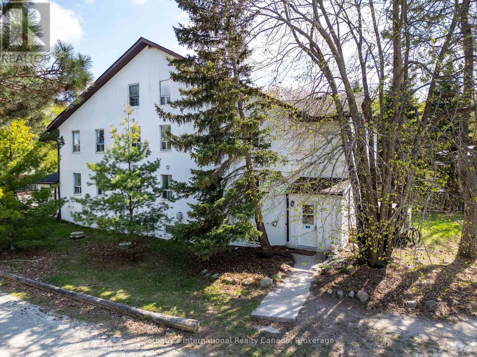 Property Photo:  210 Arlberg Crescent  ON L9Y 0M1 