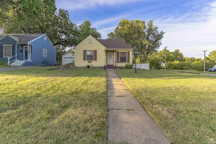 Property Photo:  402 W Vine Street  KS 66441 