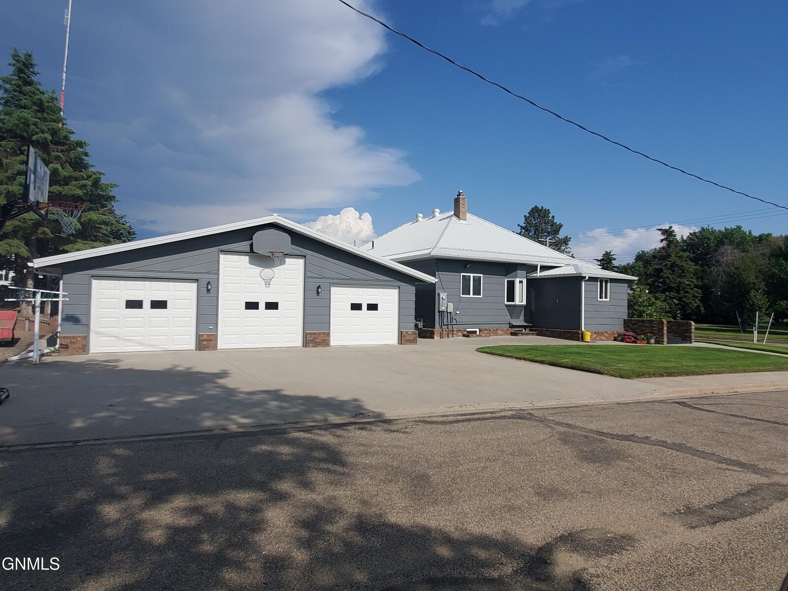 Property Photo:  200 Sampson Avenue W  ND 58552 