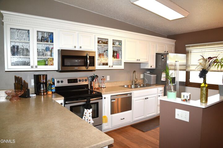 Property Photo:  519 Marilyn Drive NW  ND 58554 
