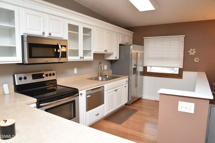 Property Photo:  519 Marilyn Drive NW  ND 58554 