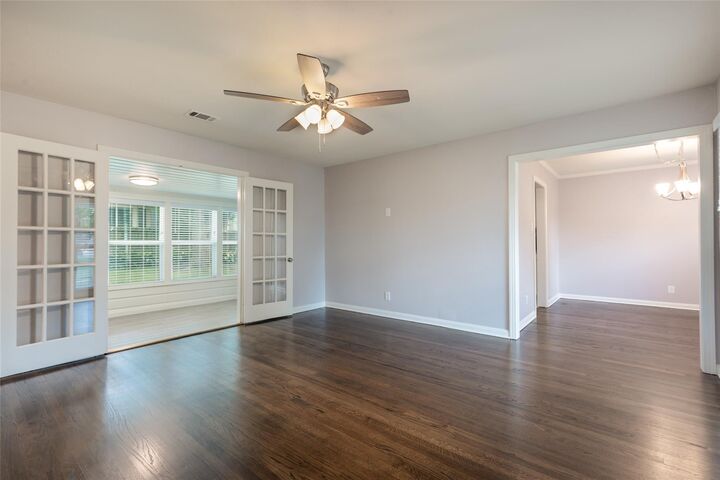 Property Photo: 5527 Jessamine Street TX 77081