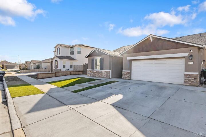 Property Photo: 3541 E Laura Court CA 93292