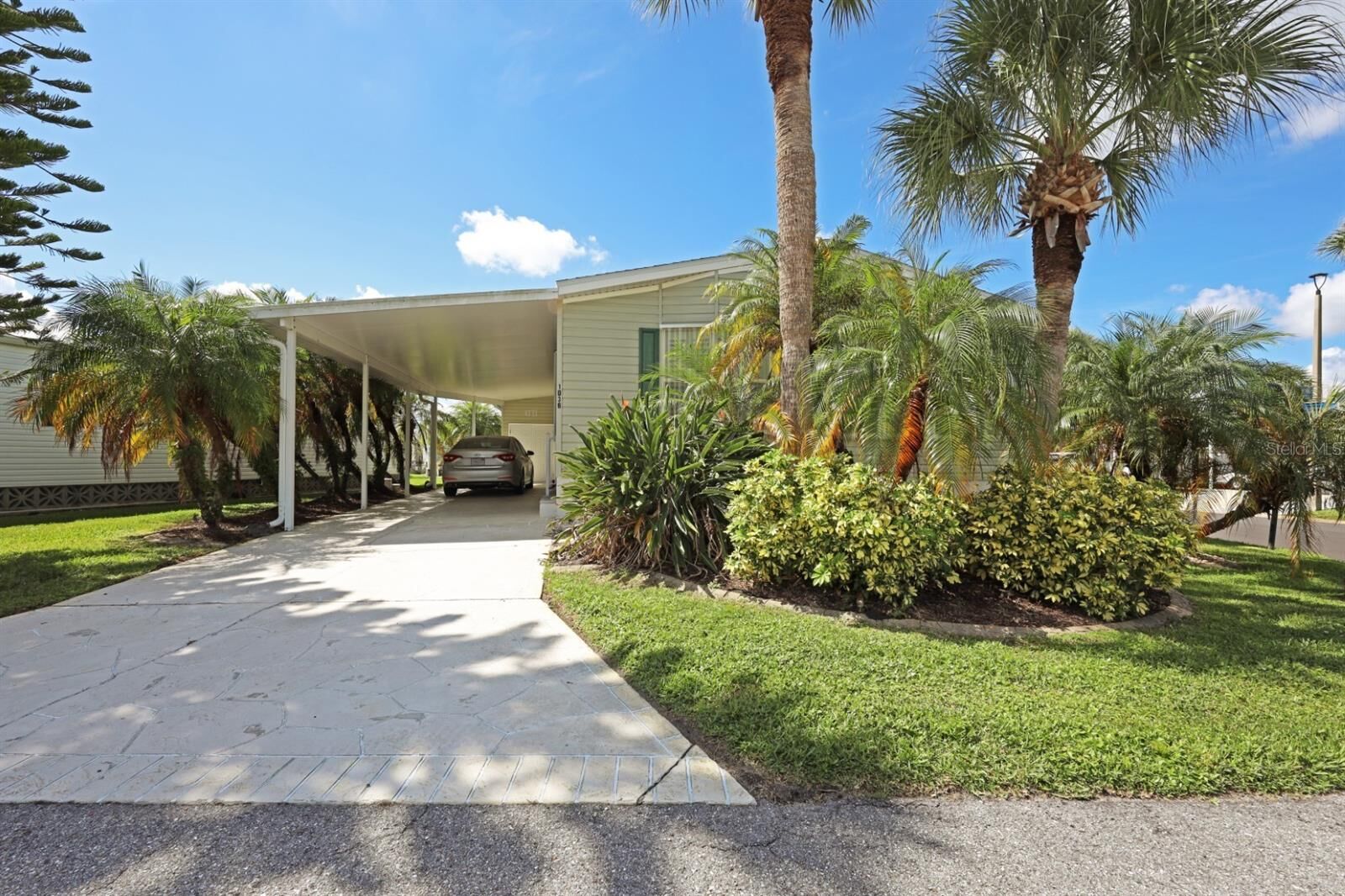 Property Photo:  2100 Kings Highway 1036  FL 33980 