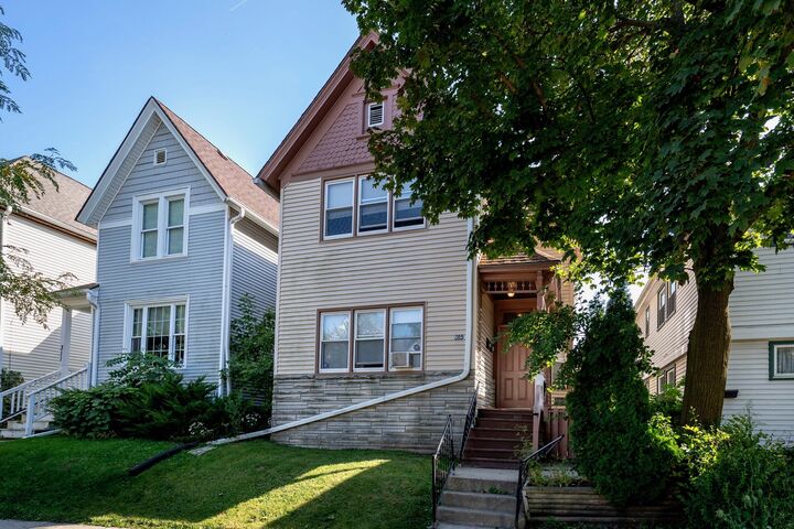 305 E Clarence St  Milwaukee WI 53207 photo