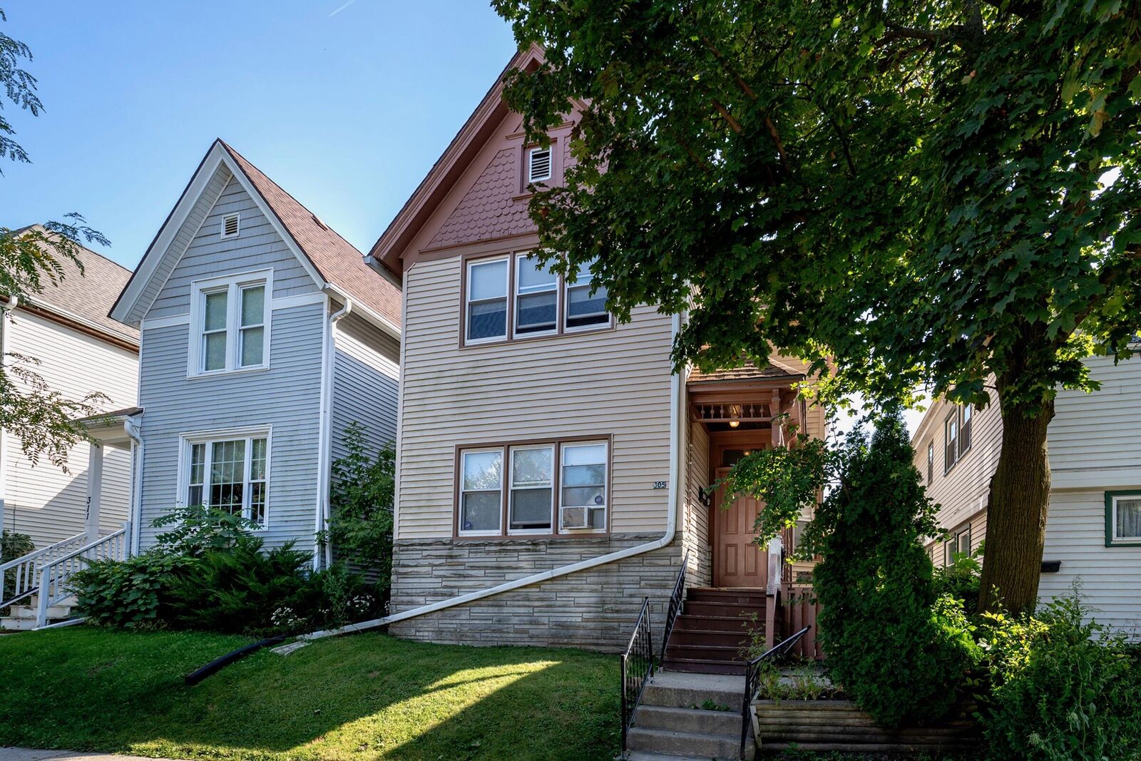Property Photo:  305 E Clarence St  WI 53207 