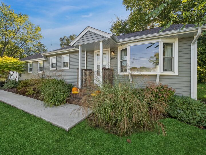 Property Photo: 1412 N River Road IL 60051