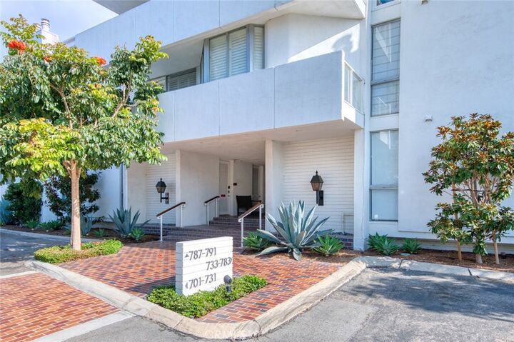 737 Avocado Avenue  Corona Del Mar CA 92625 photo