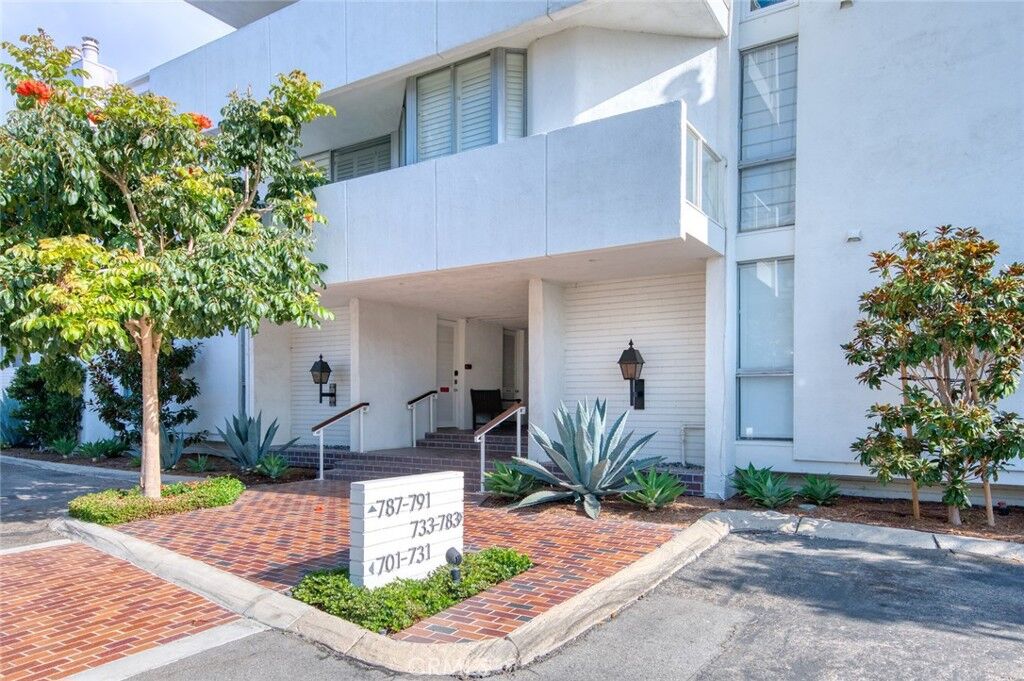 Property Photo:  737 Avocado Avenue  CA 92625 