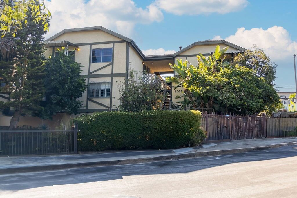 Property Photo:  3022 Valle Vista Drive 4  CA 90065 