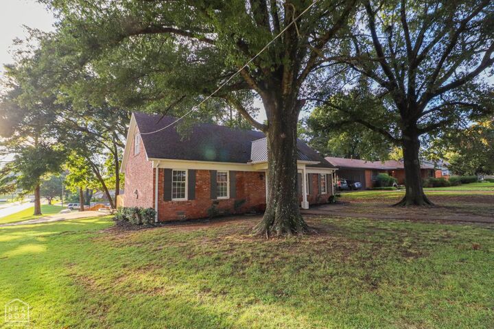 Property Photo: 1919 Sherwood Drive AR 72401
