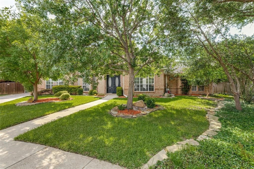 Property Photo: 408 W Mill Valley Court TX 76034