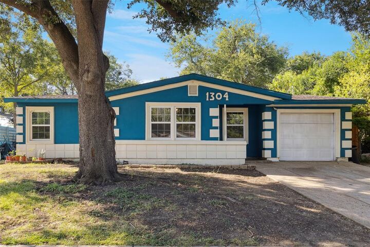 Property Photo: 1304 E Lovers Lane TX 76010