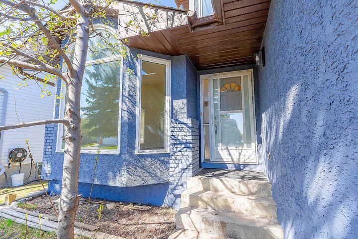 Property Photo:  266 Edgepark Way NW  AB T3A 4S7 