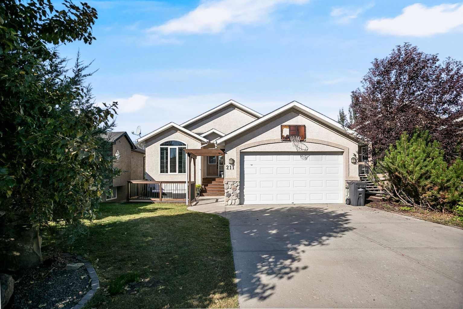 Property Photo:  211 Lineham Acres Close NW  AB T1V 1W6 