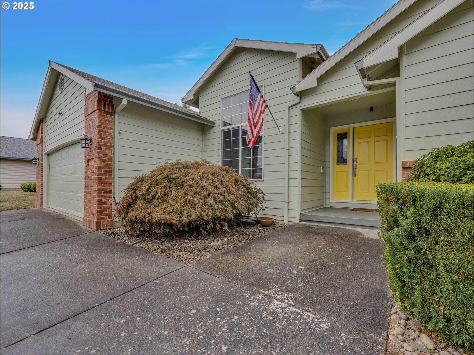 Property Photo:  1019 SE 27th St  OR 97060
