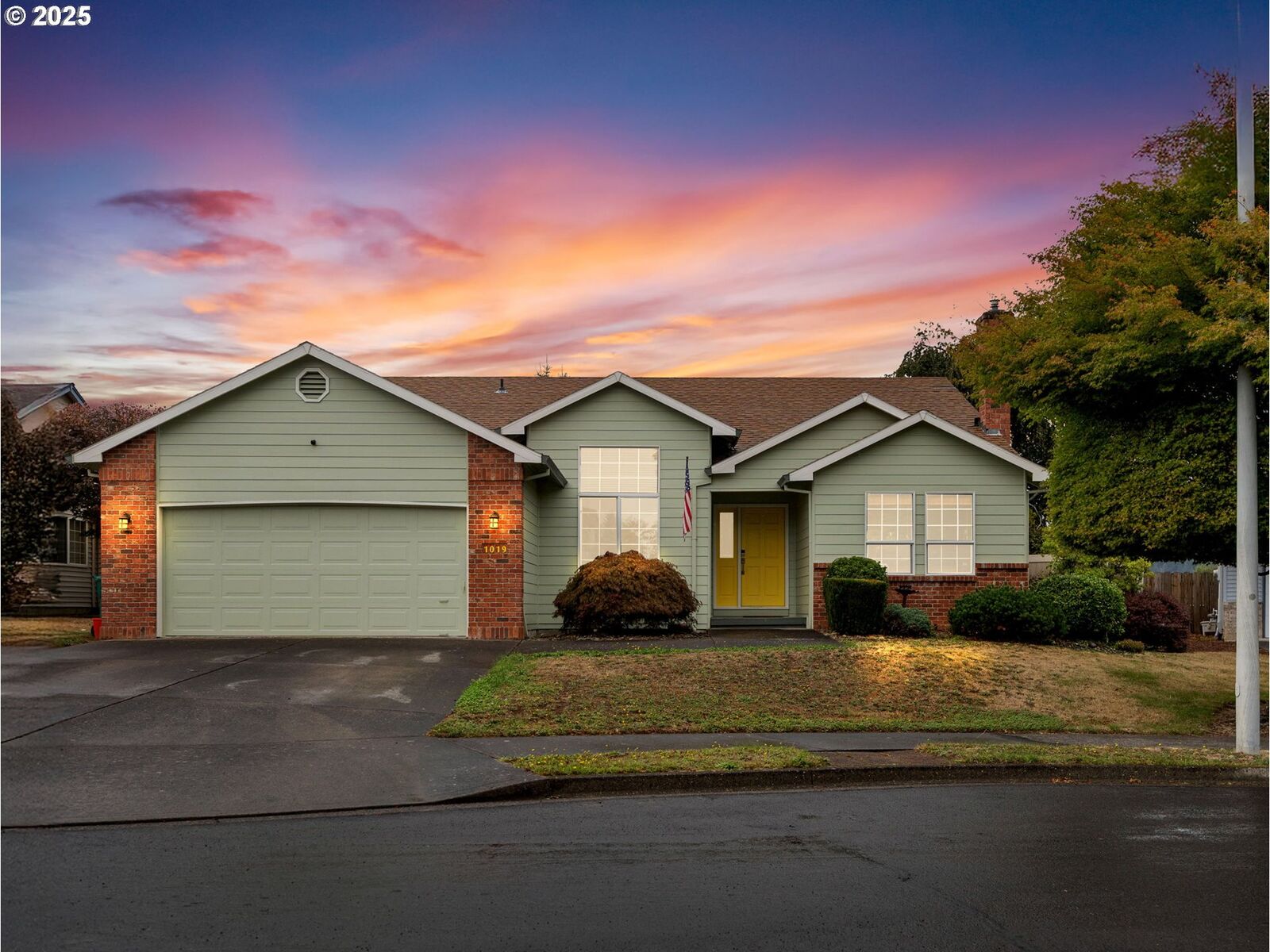 Property Photo:  1019 SE 27th St  OR 97060 