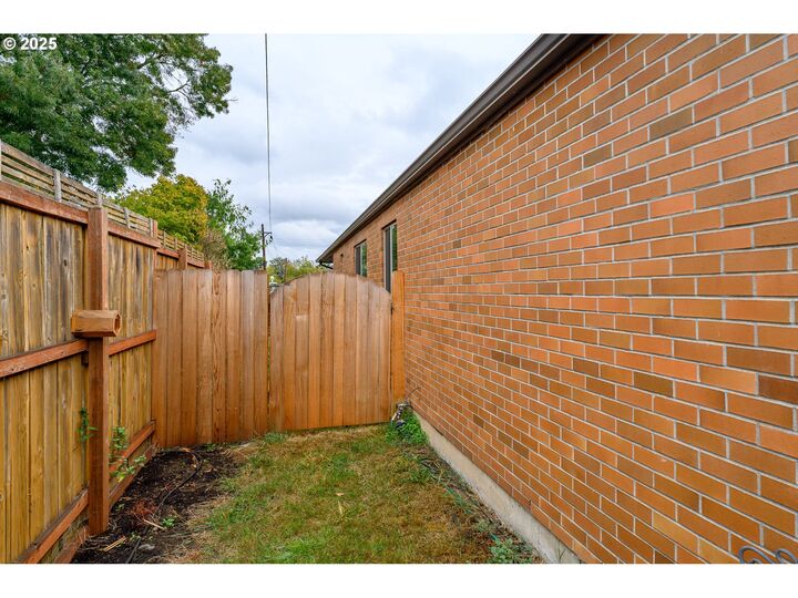 Property Photo:  714 S Meridian St  OR 97132 