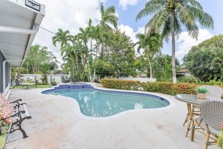 Property Photo: 400 NW 98th Avenue FL 33024