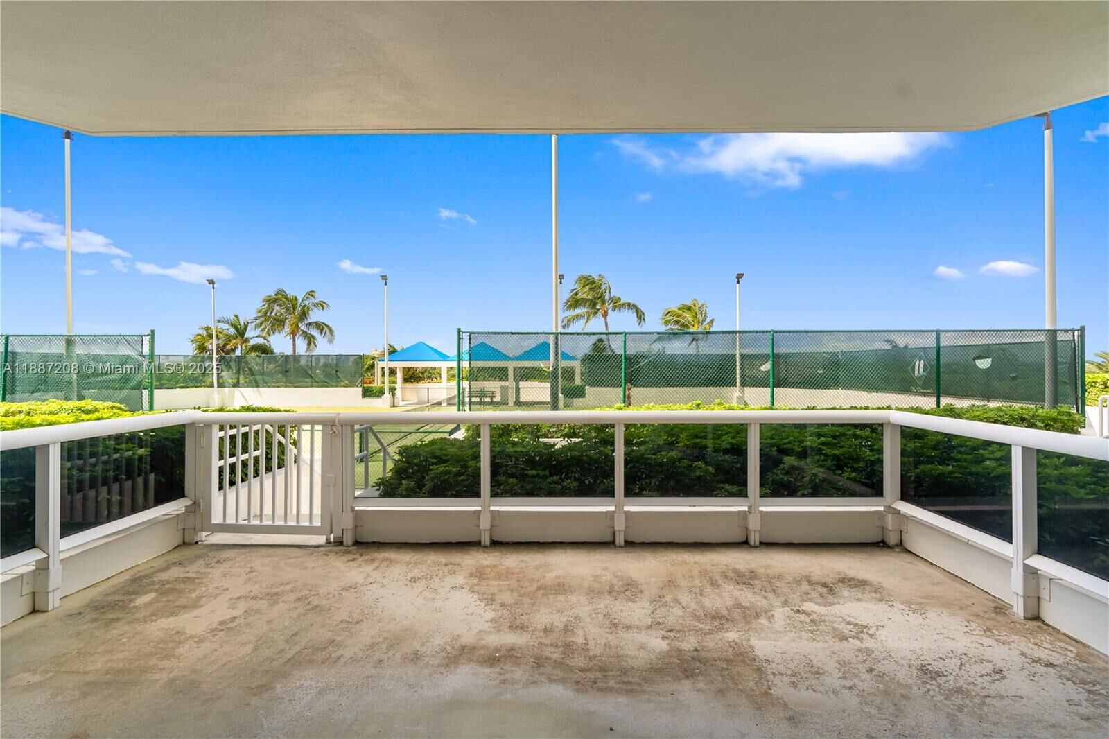 Property Photo:  4779 Collins Ave 506  FL 33140 