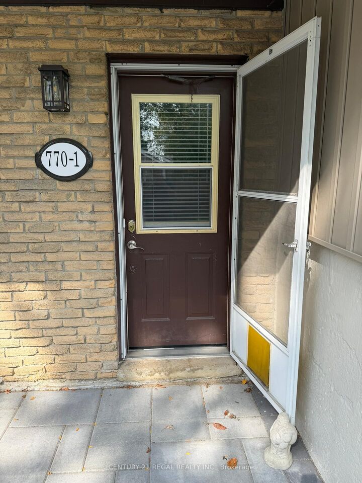 Property Photo:  770 Applewood Crescent 1  ON L9T 3C4 