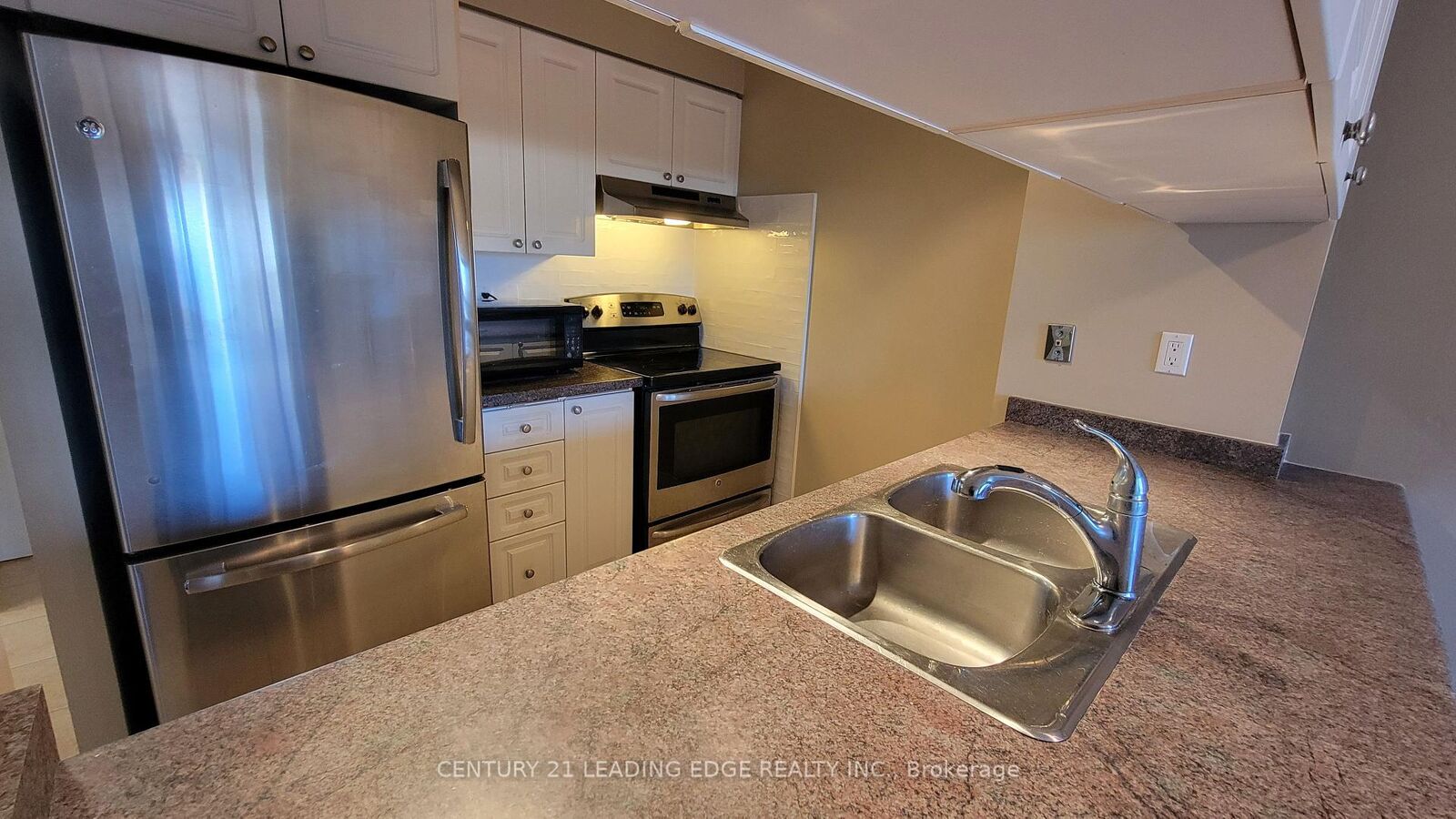 Property Photo:  887 Bay Street 1002  ON M5S 3K6 