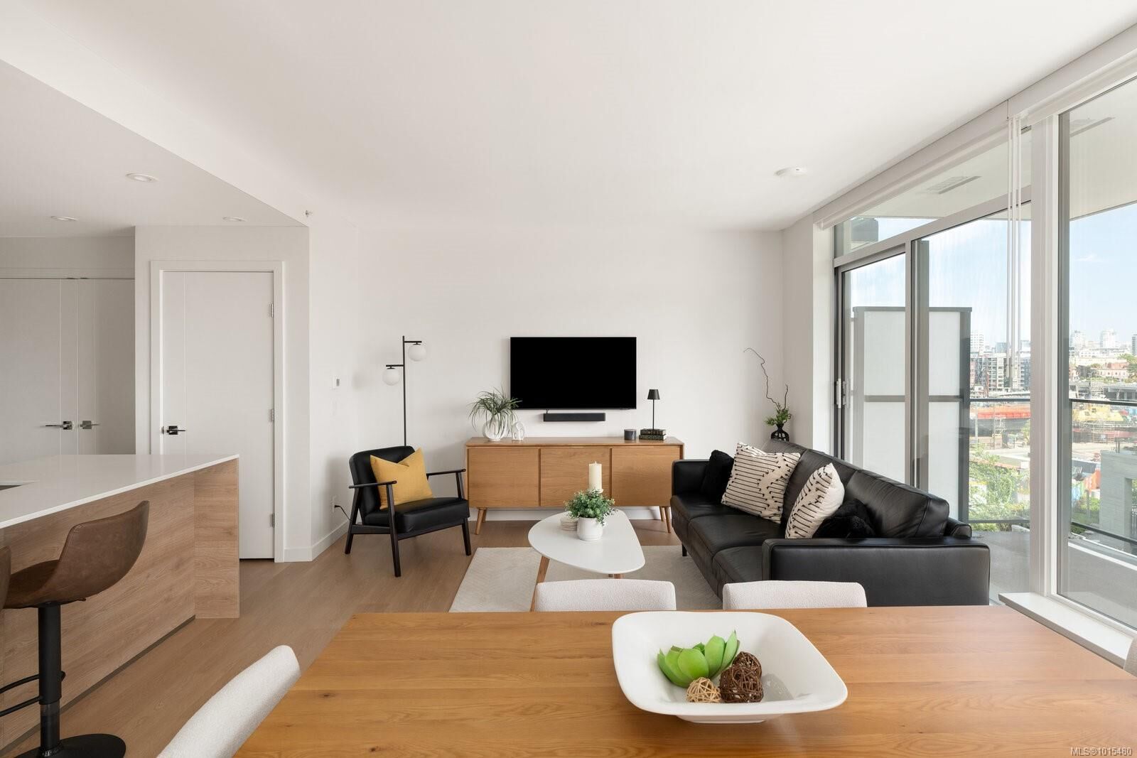 Property Photo: 363 Tyee Rd 402 BC V9A 0B5