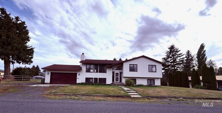 Property Photo: 1004 McKinley St WA 99113