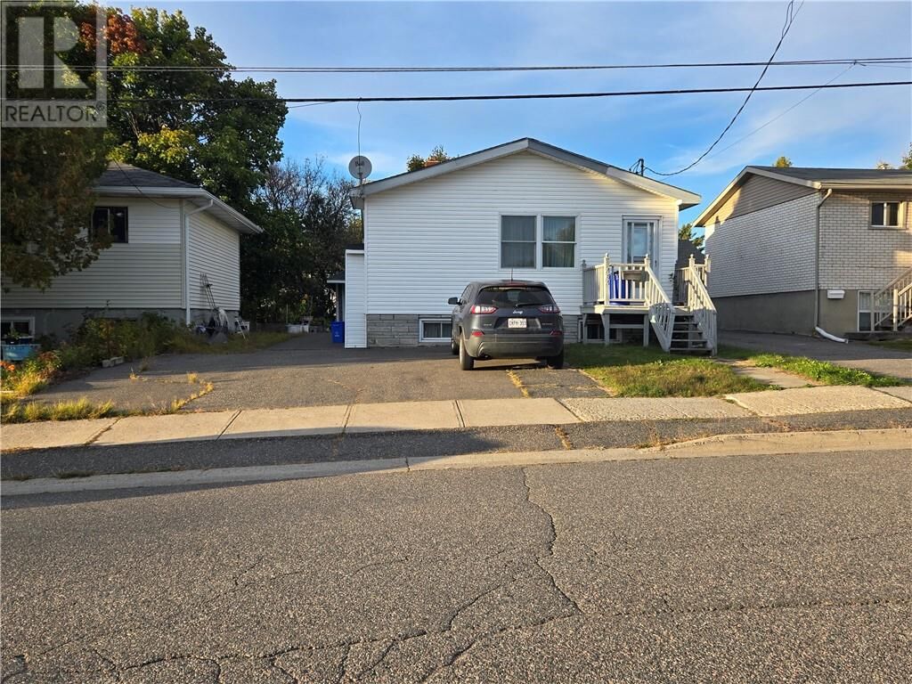 Photo de la propriété: 464 McKim ON P3C 2L6