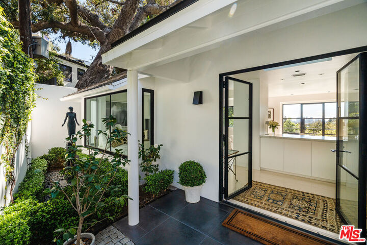 Property Photo:  1558 Sunset Plaza Dr  CA 90069 