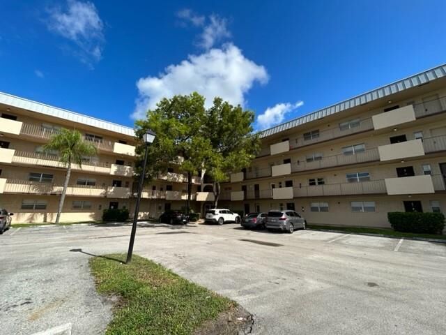 Property Photo:  6061 N Falls Circle Dr 102  FL 33319 