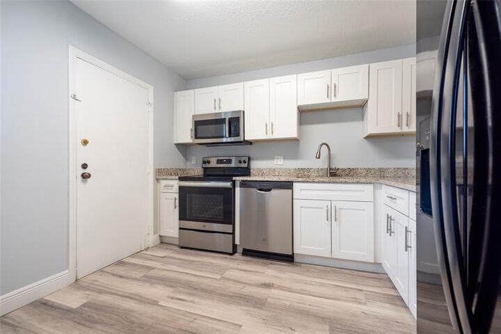 Property Photo:  6061 N Falls Circle Dr 102  FL 33319 