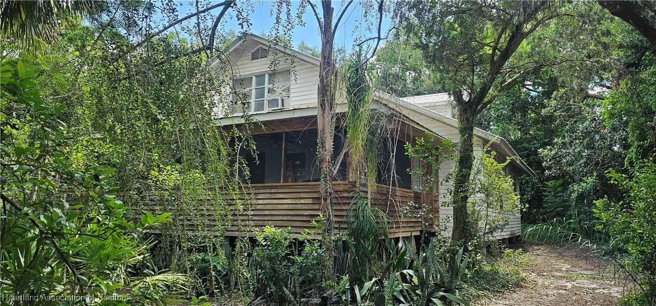 Property Photo: 401 W Lake Isis Avenue FL 33825