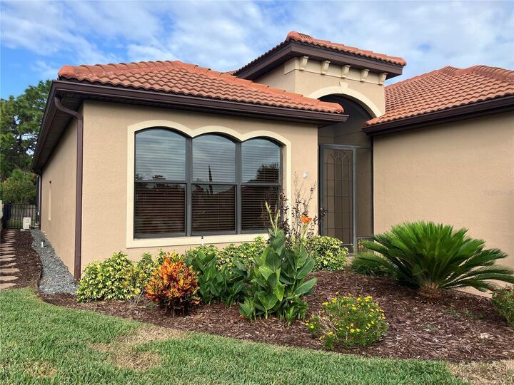 Property Photo:  301 Crestrun Loop  FL 34748 