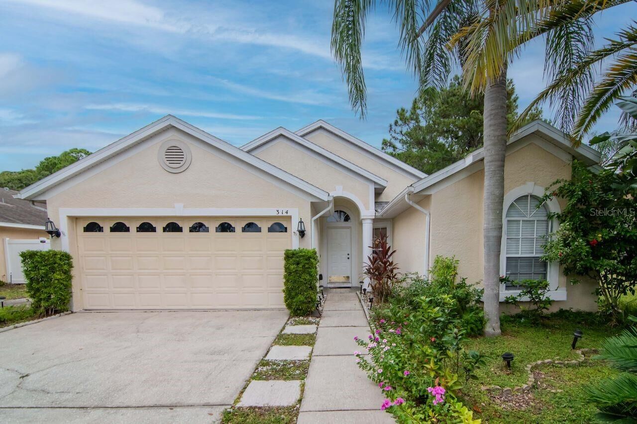 Property Photo:  314 Fountainview Circle  FL 34677 