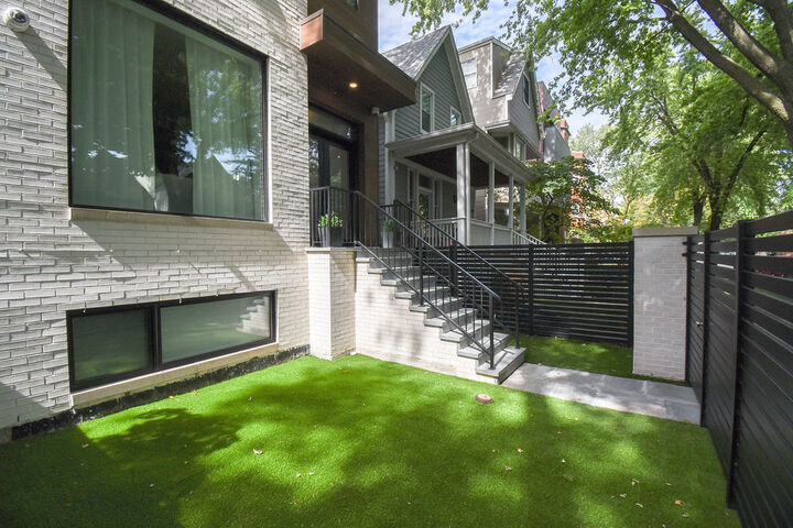 Property Photo: 3644 N Bosworth Avenue IL 60613
