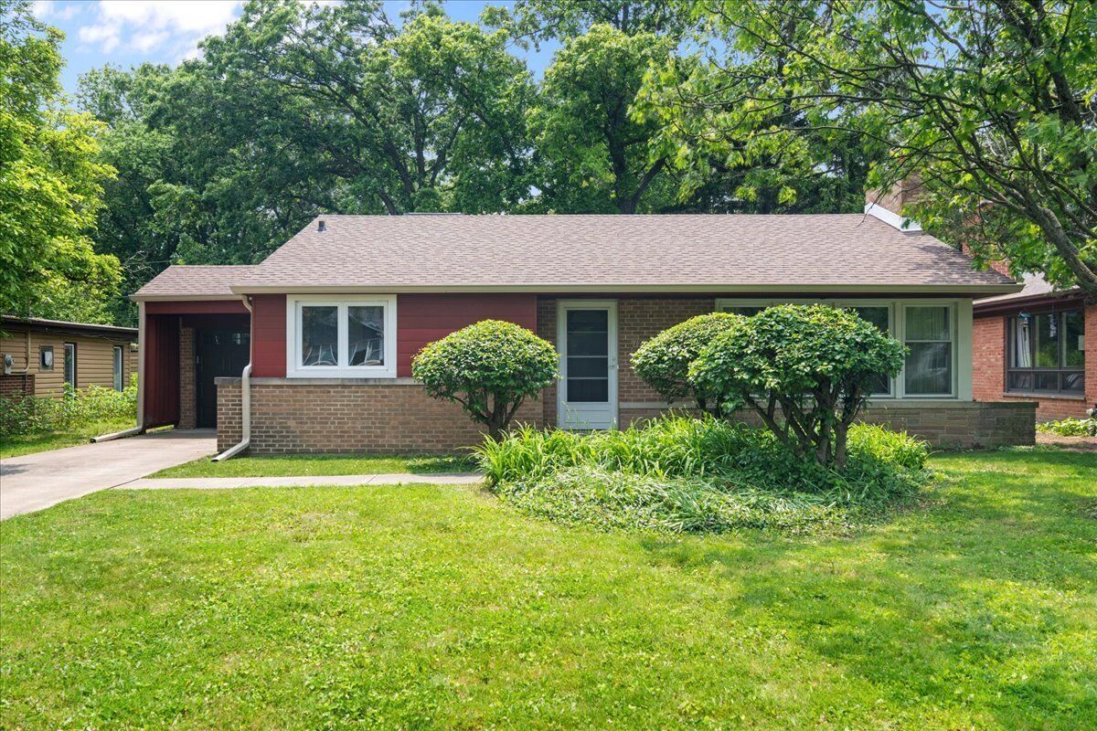 Property Photo:  1719 Ferndale Avenue  IL 60062 