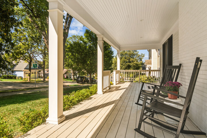 Property Photo:  302 E Hillside Avenue  IL 60010 
