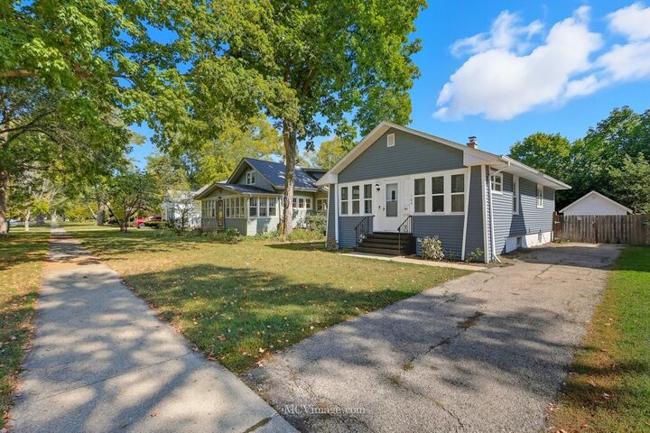 Property Photo:  164 S Calumet Avenue  IL 60506 