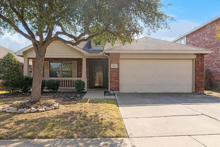 Property Photo: 2701 Gardendale Drive TX 76120