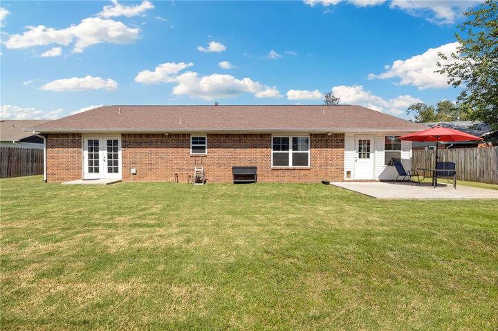 Property Photo:  906 W Geneva  AR 72758 