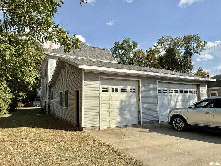 Property Photo: 220 S Orange Street IL 62644