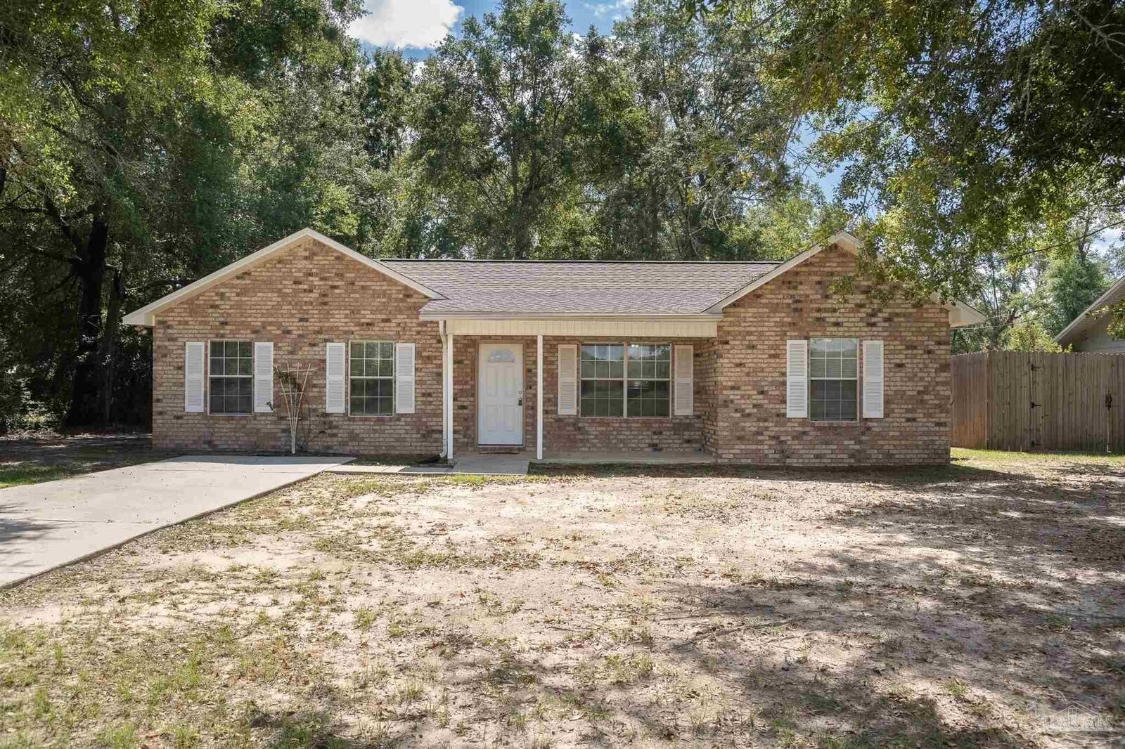Property Photo: 5715 Divot Ln FL 32570
