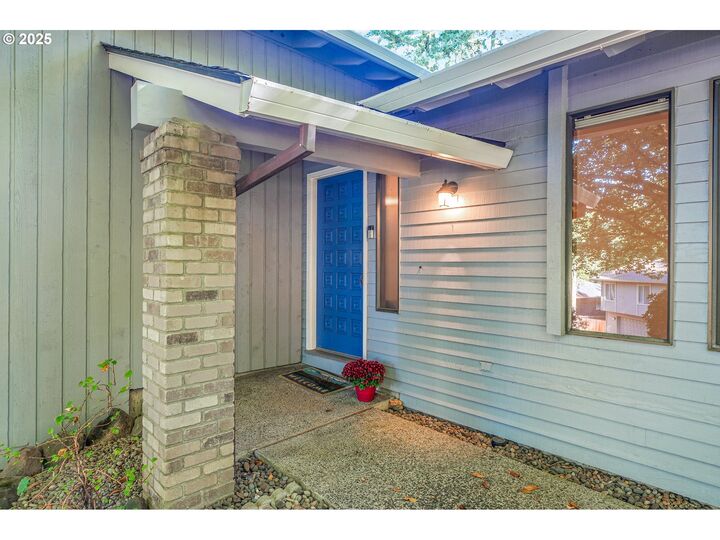 Property Photo:  6 Westminster Dr  OR 97034 