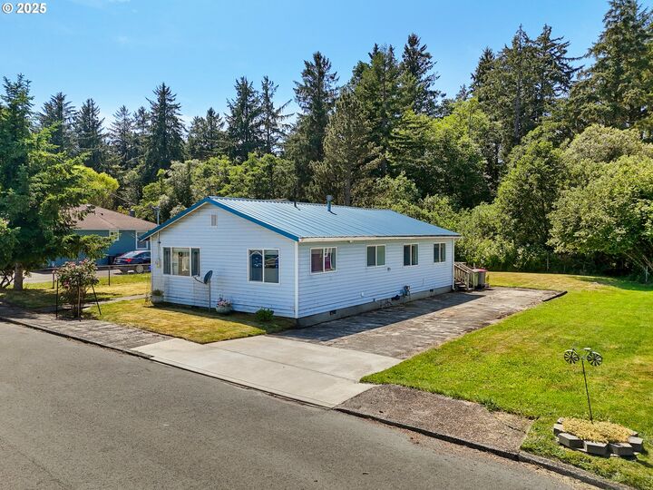 Property Photo: 125 SW Cedar Ave OR 97146