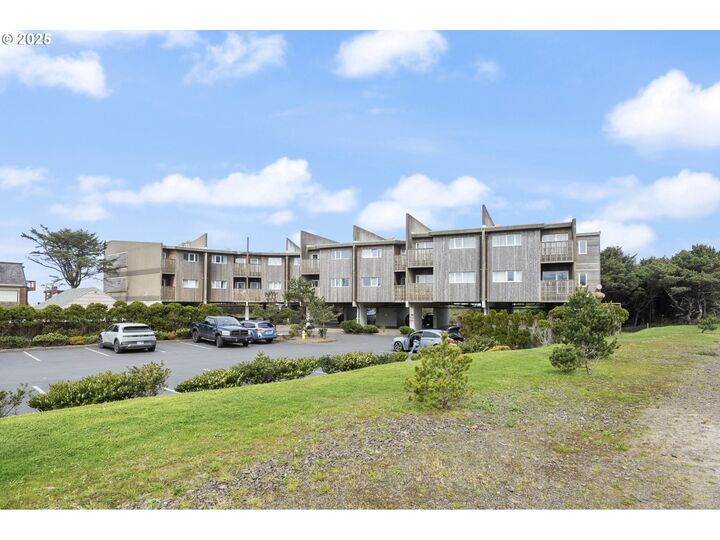 Property Photo:  105 NW 23rd Ave 208  OR 97136 