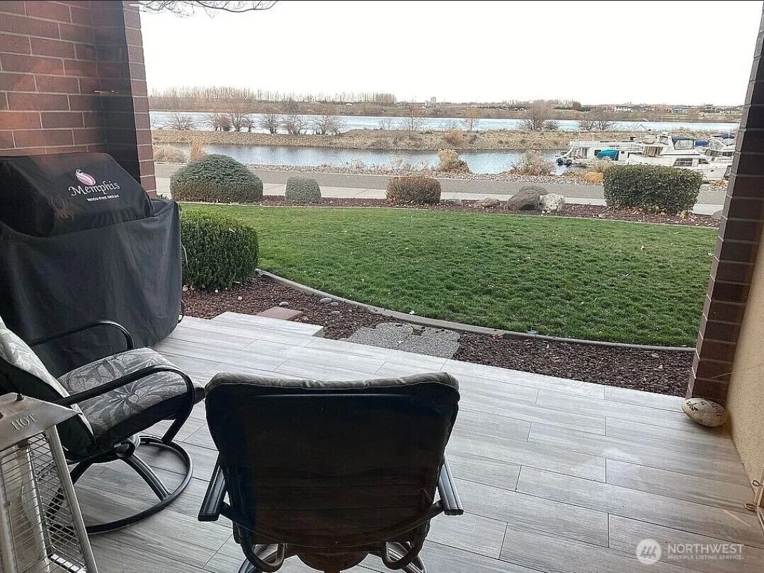 Property Photo:  300  Columbia Point Drive D101  WA 99352 