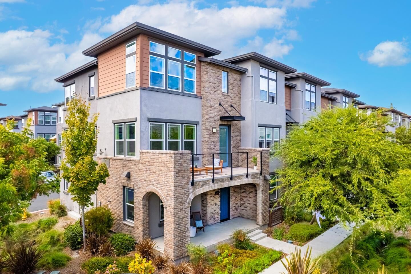 Property Photo:  556 San Martin Terrace 1  CA 94085 