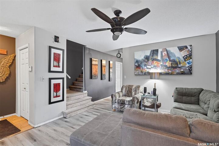 Property Photo:  802 K Avenue N 3  SK S7L 2N1 